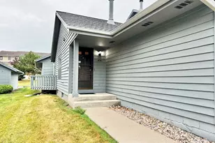 385 Lexington Ct, Pewaukee, WI 53072 - Photo 1
