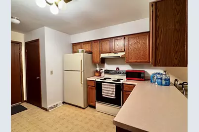385  Lexington Ct #A, Pewaukee, WI 53072 - Photo 5