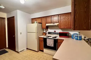 385 Lexington Ct, Pewaukee, WI 53072 - Photo 5