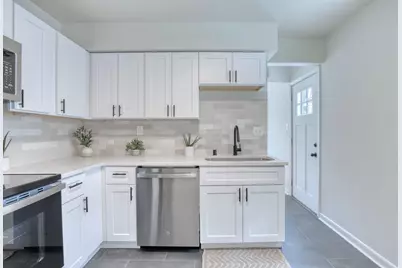 6633  Hillside Ln, Wauwatosa, WI 53213 - Photo 7