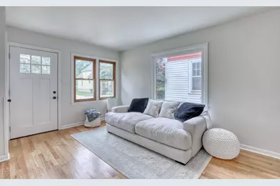 6633  Hillside Ln, Wauwatosa, WI 53213 - Photo 5