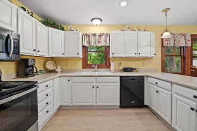 S86W30445  Stonegate Dr, Mukwonago, WI 53149 - Photo 5