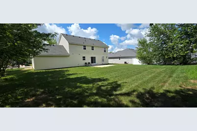 588 E Randy Rd, Oak Creek, WI 53154 - Photo 3