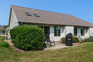 537 Maple Leaf Ct, Manitowoc, WI 54220 - Photo 3