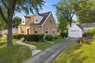 828 N 113th St, Wauwatosa, WI 53226 - Photo 3