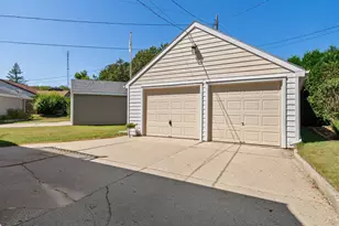 1212 Fairmont Ln, Manitowoc, WI 54220 - Photo 35