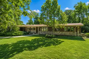 9200 N Tennyson Dr, Bayside, WI 53217 - Photo 25