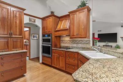 11221 W Drake Ln, Franklin, WI 53132 - Photo 5