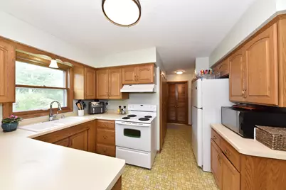 2751 N 118th St, Wauwatosa, WI 53222 - Photo 13