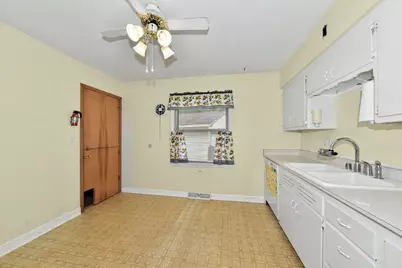 8651 W Crossfield Ave, Milwaukee, WI 53225 - Photo 9
