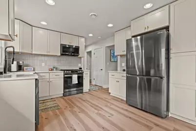 631 N 104th St, Wauwatosa, WI 53226 - Photo 7