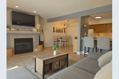 W240N2566 E Parkway Meadow Cir #3, Pewaukee, WI 53072 - Photo 3