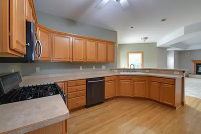 4851 W Alesci Dr, Franklin, WI 53132 - Photo 5