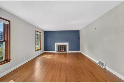 427  Susan Ln, Thiensville, WI 53092 - Photo 5