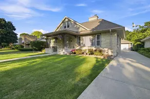 10727 W Grantosa Dr, Wauwatosa, WI 53222 - Photo 3