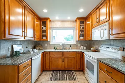 5656 N Milwaukee River Pkwy, Glendale, WI 53209 - Photo 9