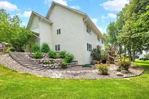 417 Larkspur Ln, Onalaska, WI 54650 - Photo 3