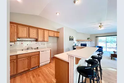 W141N9757  Knollcrest Cir, Germantown, WI 53022 - Photo 9