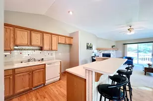 W141N9757 Knollcrest Cir, Germantown, WI 53022 - Photo 9