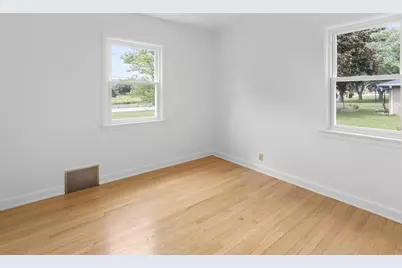 10110 S Shepard Ave, Oak Creek, WI 53154 - Photo 7