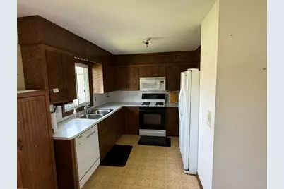 407  Glenview Ct, Fort Atkinson, WI 53538 - Photo 3