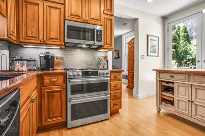 1323 N Astor St, Milwaukee, WI 53202 - Photo 15