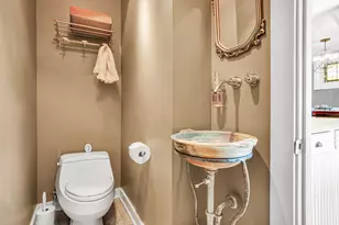 1323 N Astor St, Milwaukee, WI 53202 - Photo 17