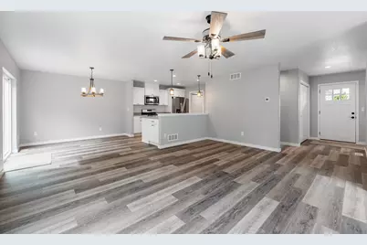 2103  Daisy Dr, West Bend, WI 53090 - Photo 7