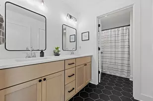 N42W22777 London Ct, Pewaukee, WI 53072 - Photo 55