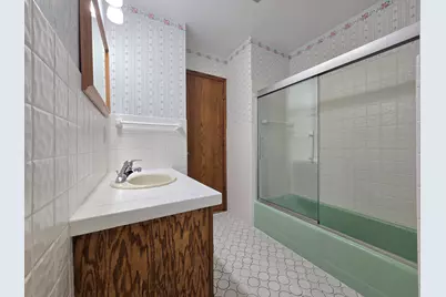 8113 W Ohio Ave, Milwaukee, WI 53219 - Photo 15
