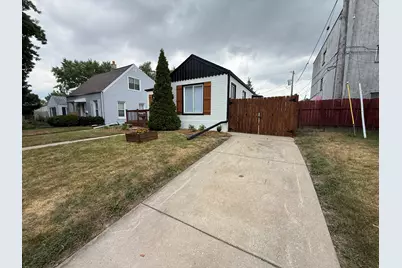 2586 S 77th St, West Allis, WI 53219 - Photo 3