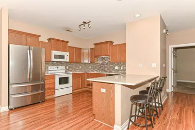 8634 S Roxbury Way, Oak Creek, WI 53154 - Photo 9