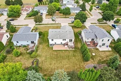 413  Broadmoore Dr, Hartford, WI 53027 - Photo 35