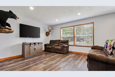 W8249  Woodview Dr, Onalaska, WI 54650 - Photo 9