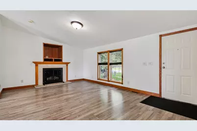W8241  Woodview Dr, Onalaska, WI 54650 - Photo 9