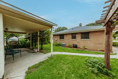 7001 W Burdick Ave, Milwaukee, WI 53219 - Photo 33
