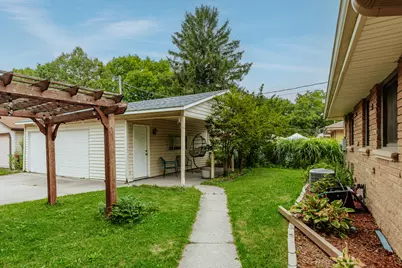 7001 W Burdick Ave, Milwaukee, WI 53219 - Photo 35