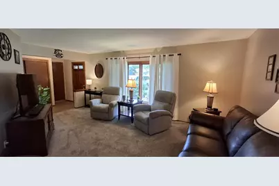 548  Oakwood Dr, Hartland, WI 53029 - Photo 3