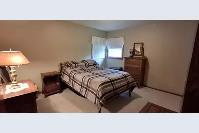 548  Oakwood Dr, Hartland, WI 53029 - Photo 7
