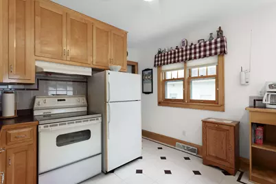 1329 N 70th St, Wauwatosa, WI 53213 - Photo 11