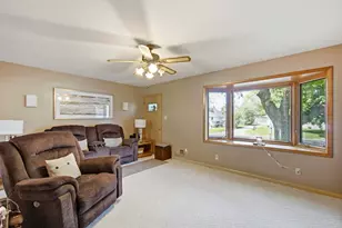 5805 W Fountain Ave, Milwaukee, WI 53223 - Photo 15