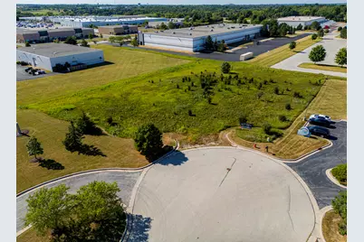 9707 S Airways Ct, Franklin, WI 53150 - Photo 7