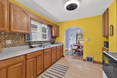 1206 S 91st St, West Allis, WI 53214 - Photo 9