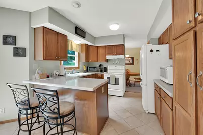 7941 S Cecily Dr, Oak Creek, WI 53154 - Photo 5