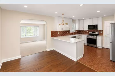 242 E Gauer Cir, Milwaukee, WI 53207 - Photo 5