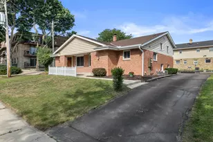 2652 N 124th St, Wauwatosa, WI 53226 - Photo 1