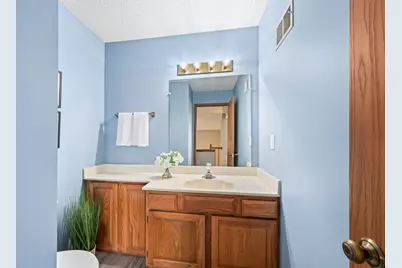 8110 S Forest Hills Cir, Franklin, WI 53132 - Photo 19