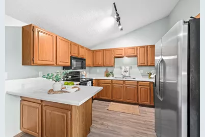 8110 S Forest Hills Cir, Franklin, WI 53132 - Photo 9