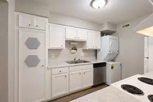 1061 Regent Rd, Oconomowoc, WI 53066 - Photo 9