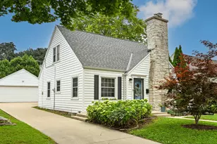 2464 N 82nd St, Wauwatosa, WI 53213 - Photo 5